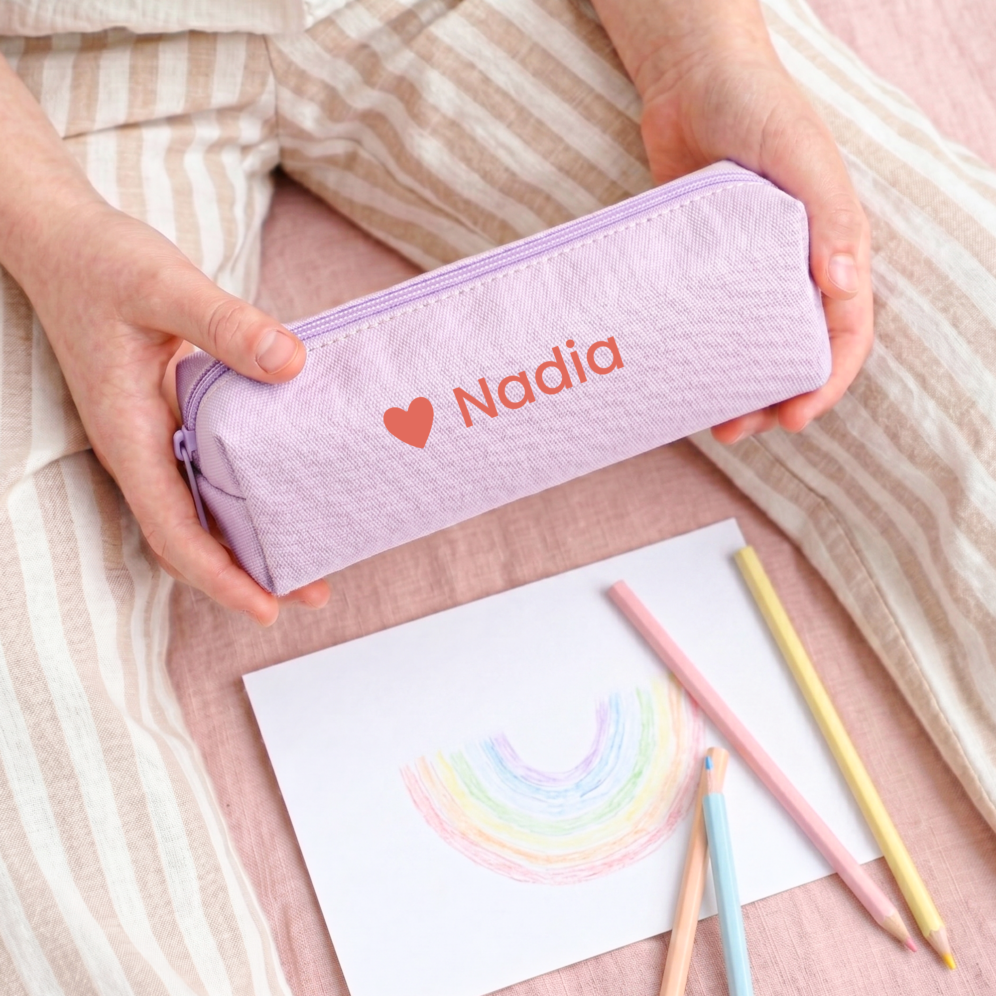 Lila etui bedrukken met naam Nadia en hartje. Personaliseer dit etui voor school.