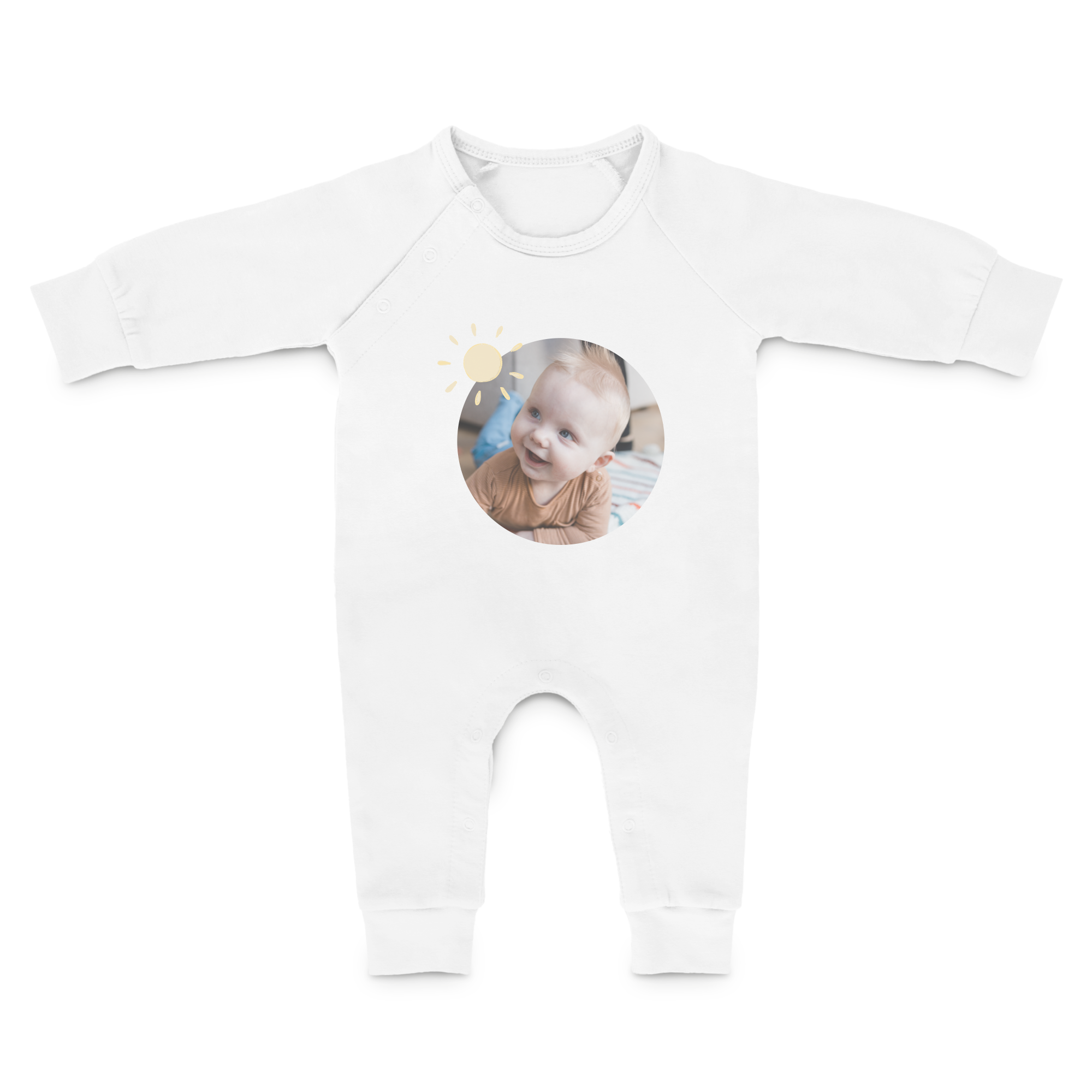 Bela personalizirana igralna obleka za dojenčke z natisnjeno fotografijo v krogu in rumeno sličico sonca.