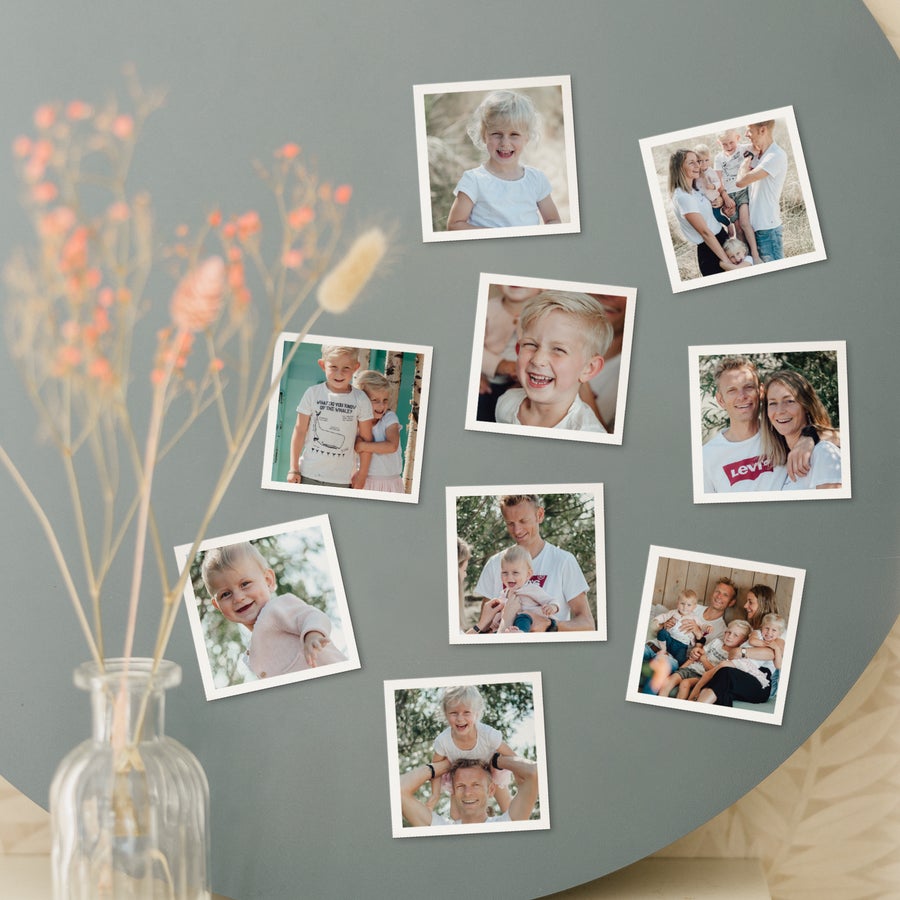 Koelkast magneten met foto Gepersonaliseerde magneten met bedrukte familiefoto's, waaronder een man met een Levi's T-shirt, op een grijze ondergrond.