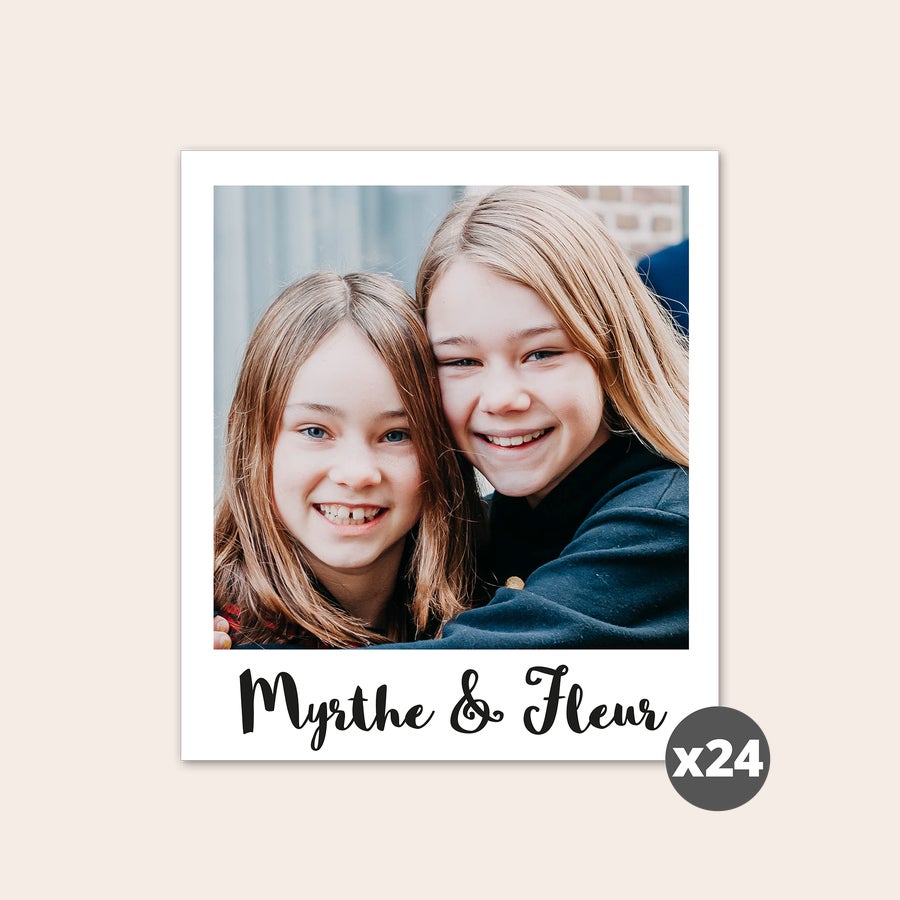 Retro afdrukken Een gepersonaliseerde set retro foto's met de opdruk "Myrthe & Fleur", ideaal om je mooiste herinneringen af te drukken.