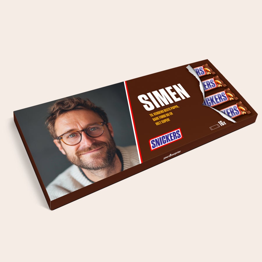 Personlig tilpasset XXL Snickers-sjokolade Personlig XXL Snickers-sjokolade med bilde av en mann, navnet SIMEN og teksten TIL VERDENS BESTE PAPPA.