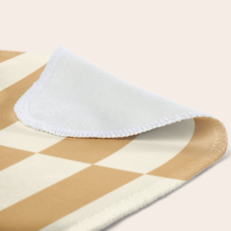 Fleece-torkkupeitto painatuksella Uniikki pehmoinen torkkupeitto omalla designilla, jossa näkyy taitettu reuna ja sisäpinnan materiaali.