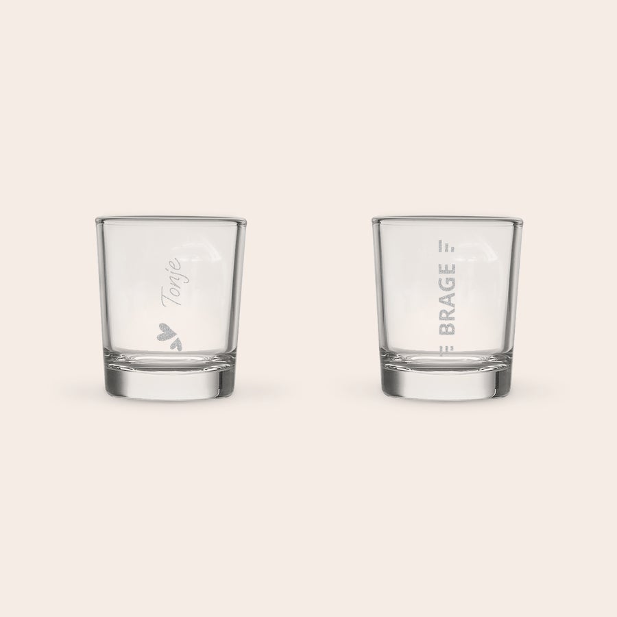 Shotglass To graverte shotglass med navn og hjerter, perfekte for vorspielet.
