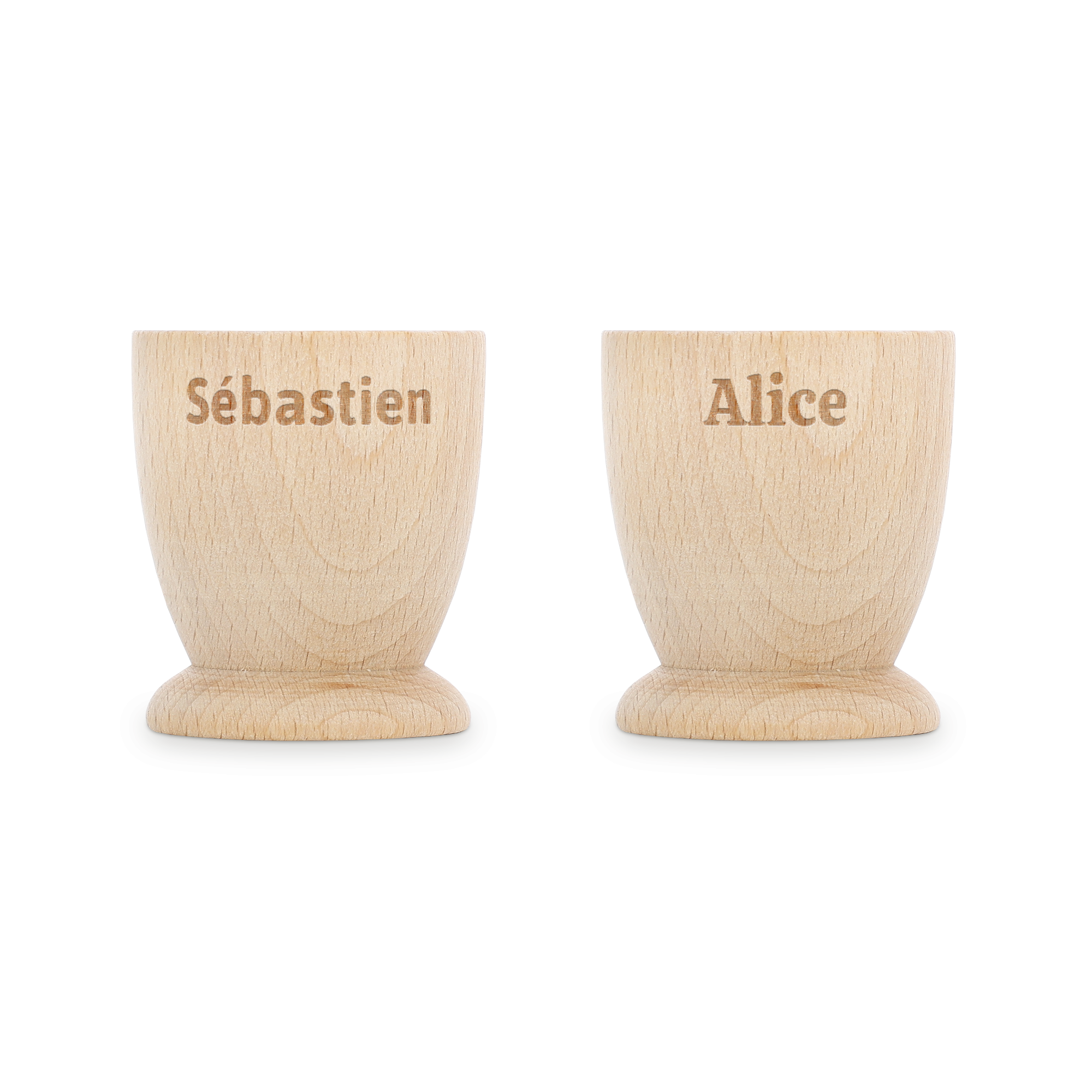 Coquetiers personnalisés en bois de hêtre gravés avec les prénoms Sébastien et Alice pour un petit-déjeuner inoubliable.