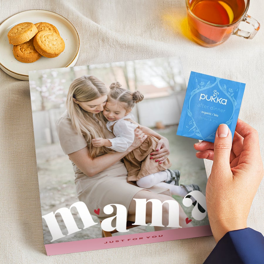 Pukka thee personaliseren Gepersonaliseerde theedoos met foto van moeder en dochter, "mama" tekst, en Pukka theezakje. Een rustgevend theemoment.