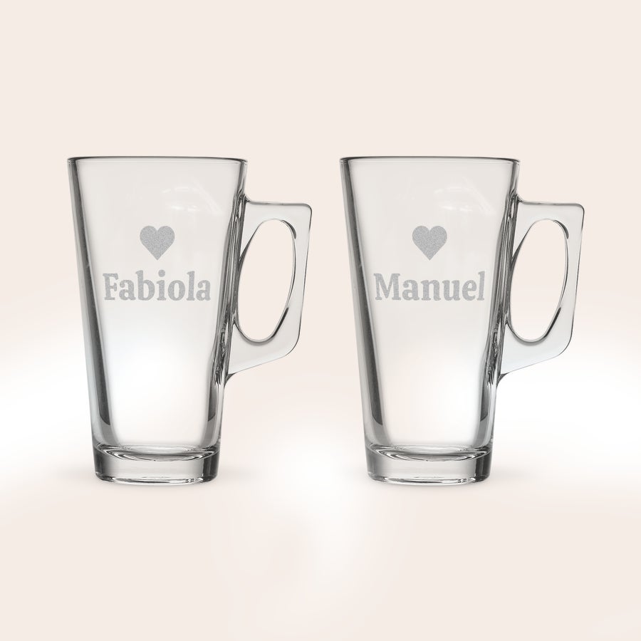 Latte macchiato glas graveren Twee gepersonaliseerde latte macchiato glazen gegraveerd met de namen Fabiola en Manuel, elk met een hartje