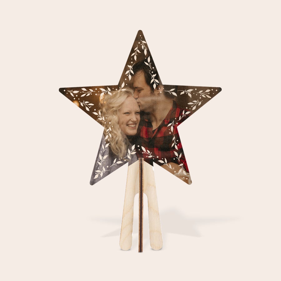 Albero di Natale artificiale con puntale a forma di stella in legno personalizzato Puntale in legno personalizzato a forma di stella con foto stampata di una coppia sorridente, bordo floreale bianco per una magia natalizia duratura.