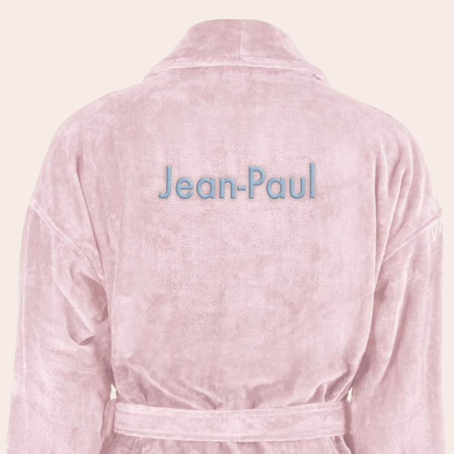 Peignoir Homme Personnalisé Peignoir personnalisé rose brodé du nom Jean-Paul en bleu.