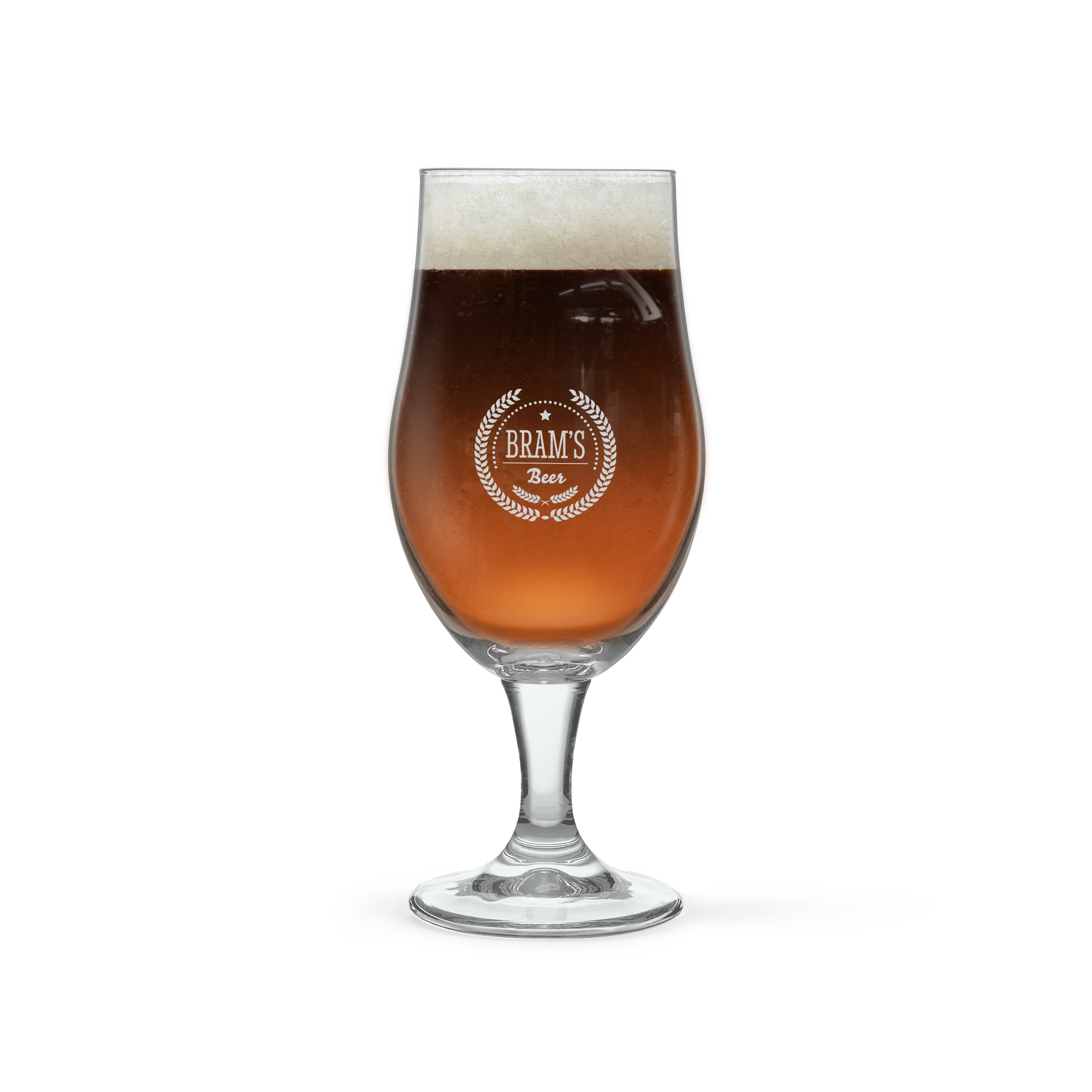 Speciaal bierglas gevuld met bier, gegraveerd met de naam 'Bram's Bier' en een lauwerkrans, voor ambachtelijk bier.