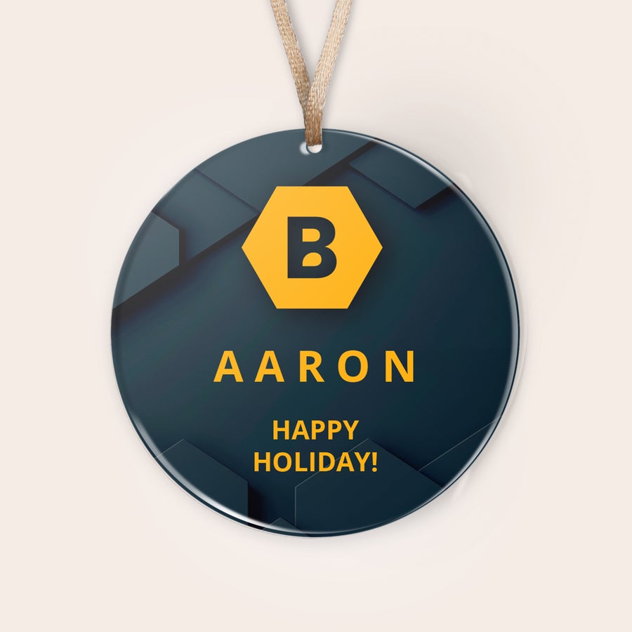 Adornos navideños de plexiglás personalizados Adorno navideño de plexiglás personalizado con un diseño geométrico, la letra B, el nombre AARON y el mensaje HAPPY HOLIDAY impresos.