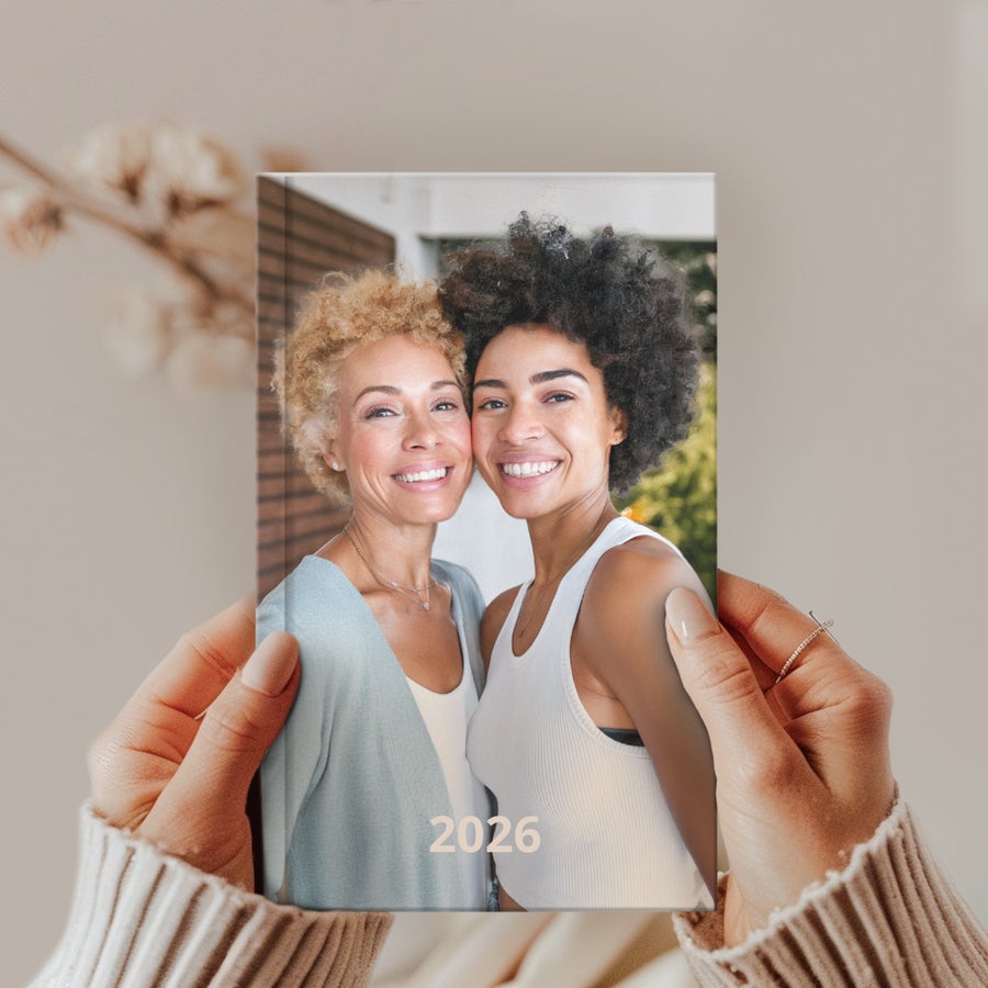 Planejador personalizado Agenda 2026 personalizada com foto impressa de duas mulheres sorrindo, oferecendo um toque único