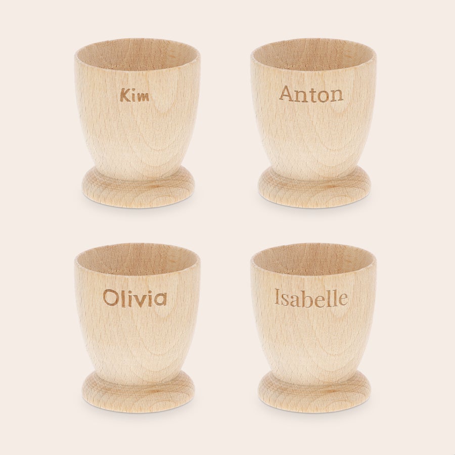 Personifierad äggkopp Fyra personliga äggkoppar i bokträ med namn ingraverade. Gör frukosten minnesvärd med personliga äggkoppar.