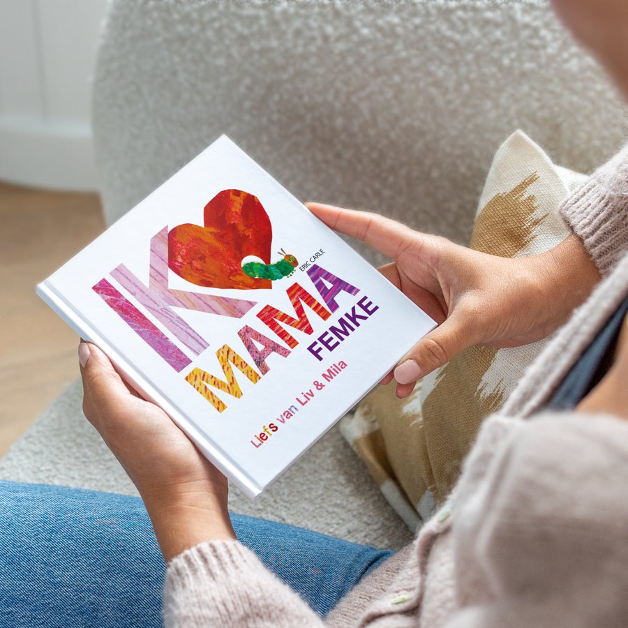 Boek "Rupsje Nooitgenoeg - Ik hou van mama" met naam Persoonlijk Rupsje Nooitgenoeg boek met de naam 'Femke' en 'Liefs van Liv & Mila' bedrukt op de cover, perfect voor de allerliefste mama's.