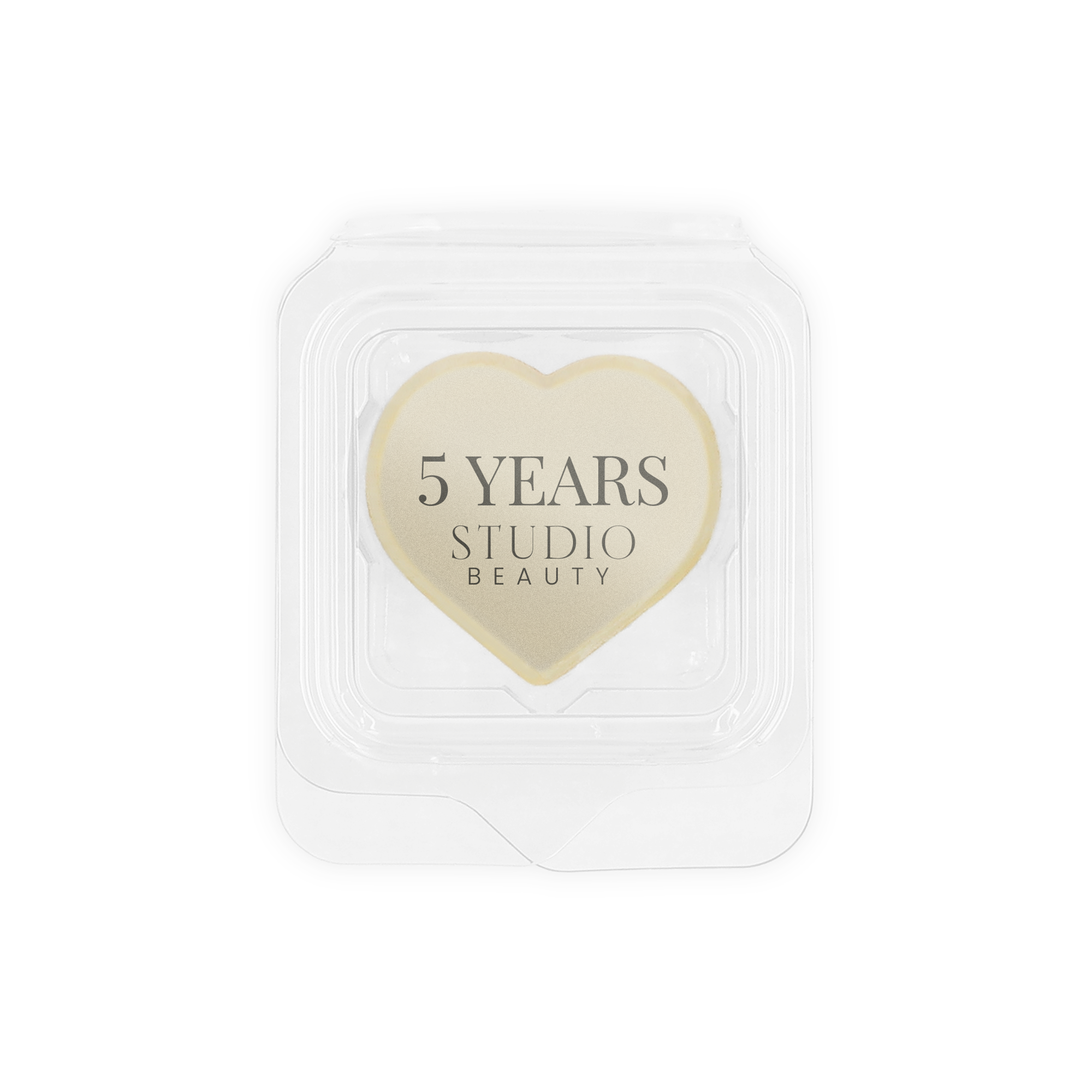 Praline branco em forma de coração impresso com o texto "5 Years Studio Beauty" embalado individualmente
