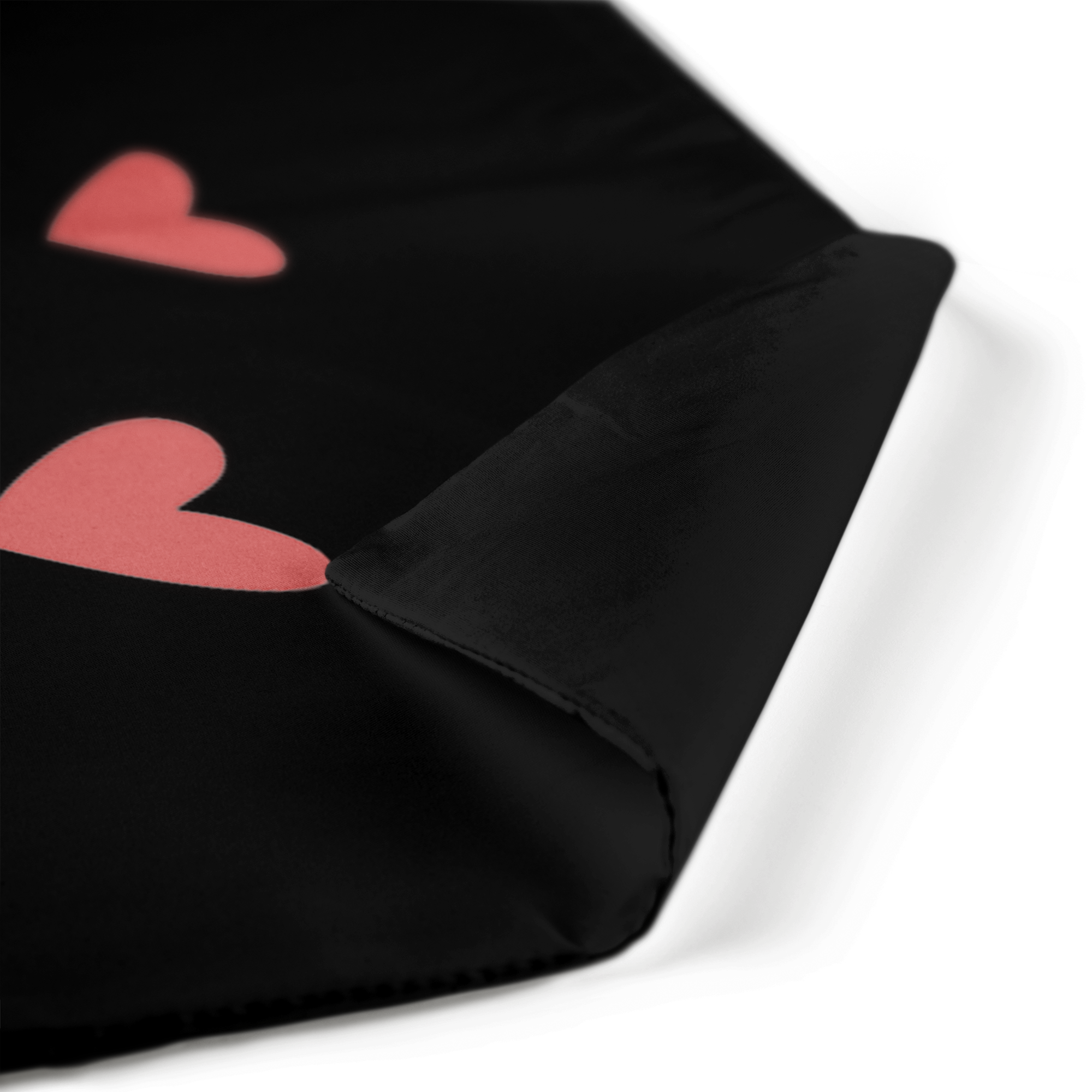 Zwart gepersonaliseerd kussen met roze hartjes bedrukt. Verras de liefste mensen om je heen met een super zacht bedrukt kussen.