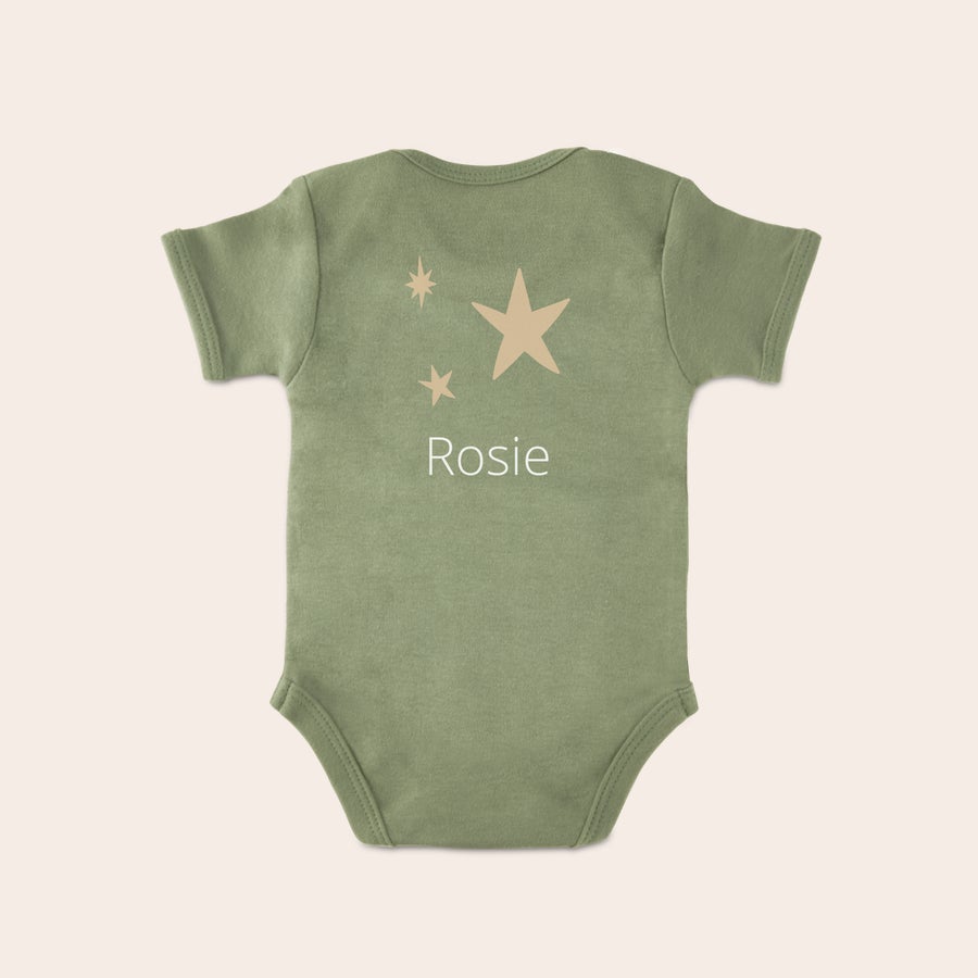 Body med eget tryck Grön babybody med eget tryck av stjärnor och namnet Rosie, personaliserad med vit text.