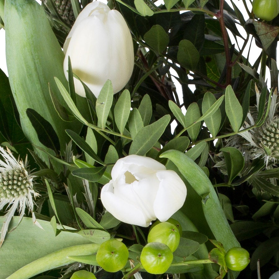 Bloemen – Tulpen (Groot) boeket met witte tulpen, groene bladeren en bessen, volledig te personaliseren.