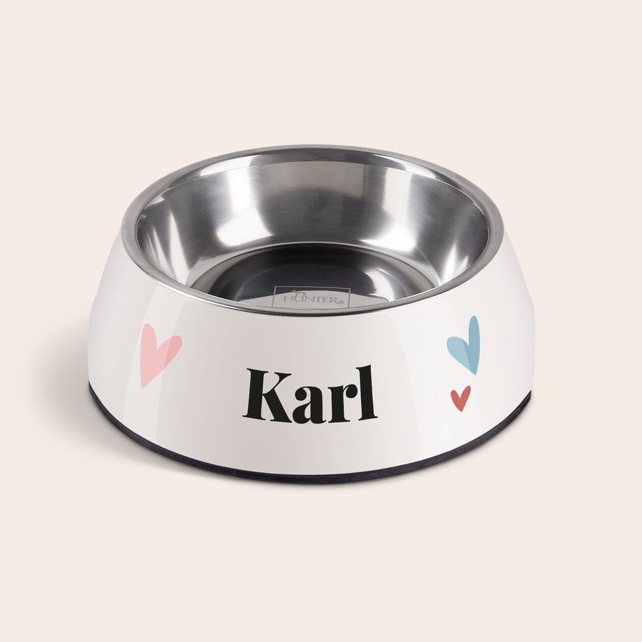 Hundenapf personalisiert Weißer Hundenapf mit Namen Karl, rosafarbenem Herz und blauen und roten Herzen, personalisiert mit Textdruck