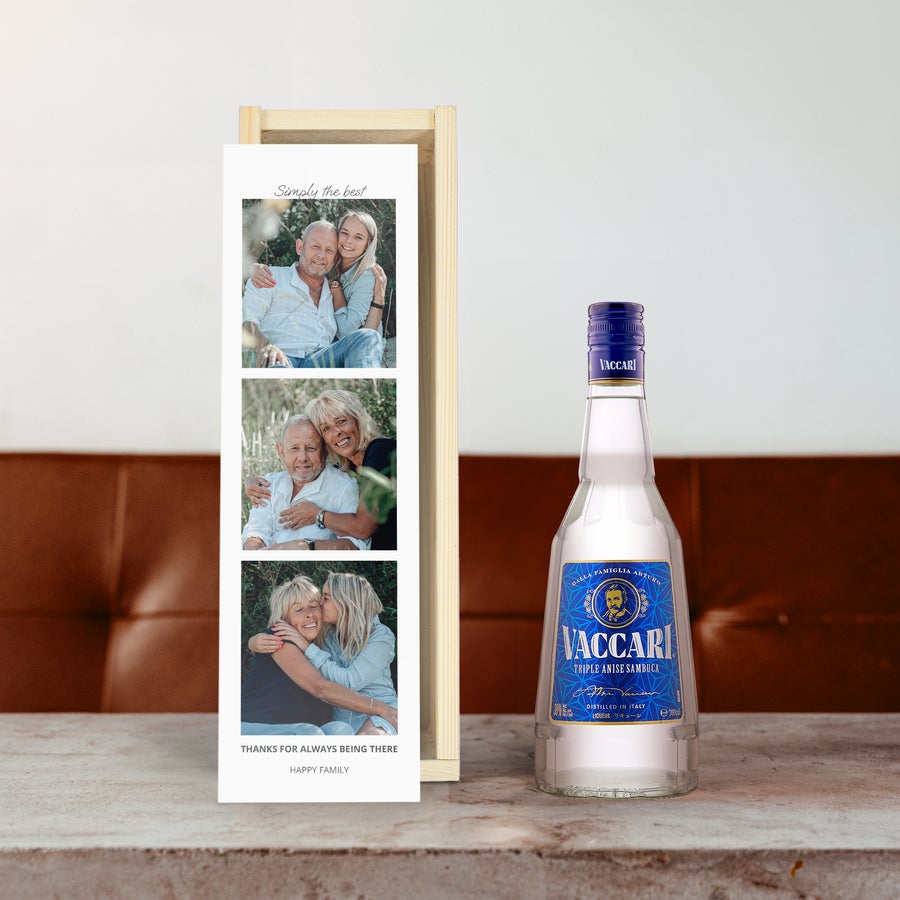 Licor Sambuca Vaccari - Caja personalizada Botella de Sambuca Vaccari en caja de madera personalizada con fotos familiares impresas y texto "Simply the best".