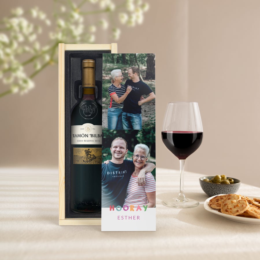 Ramon Bilbao Gran Reserva - Couvercle imprimé Bouteille Ramon Bilbao Gran Reserva 2015 dans coffret personnalisé avec photo de famille et le texte Hooray Esther.