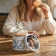 Stroopwafel-rasia painetulla kannella - Delftin sininen - Daelmans
