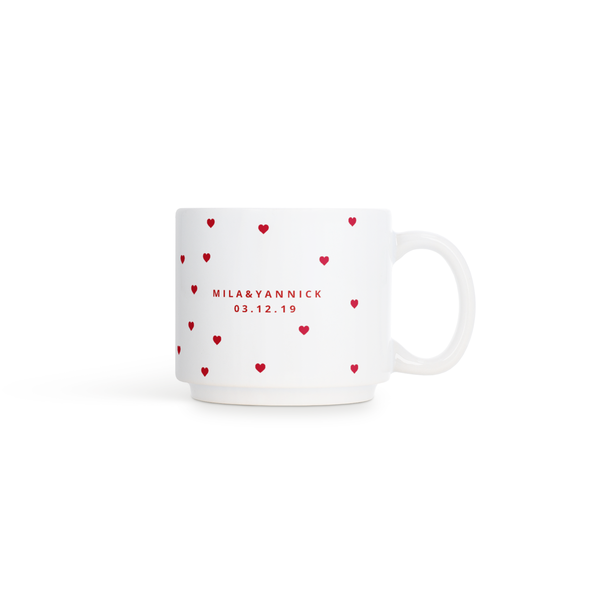 Weiße stapelbare Fototasse mit roten Herzen, bedruckt mit den Namen Mila & Yannick und dem Datum 03.12.19.