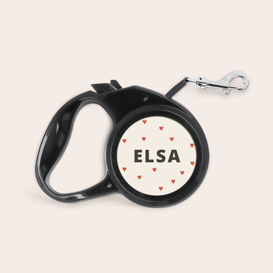 Personlig hundledning - 2m Svart personlig hundsnor med tryckt aluminiumplatta och namnet Elsa omgiven av röda hjärtan. Gör varje promenad speciell med din personliga hundsnor.
