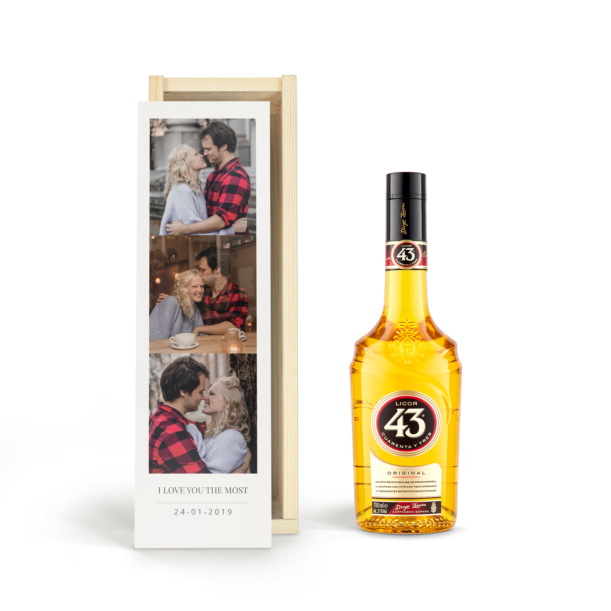 Personalizowany likier Licor 43 w drewnianej skrzynce z nadrukowanym zdjęciem i tekstem "I love you the most 24-01-2019"