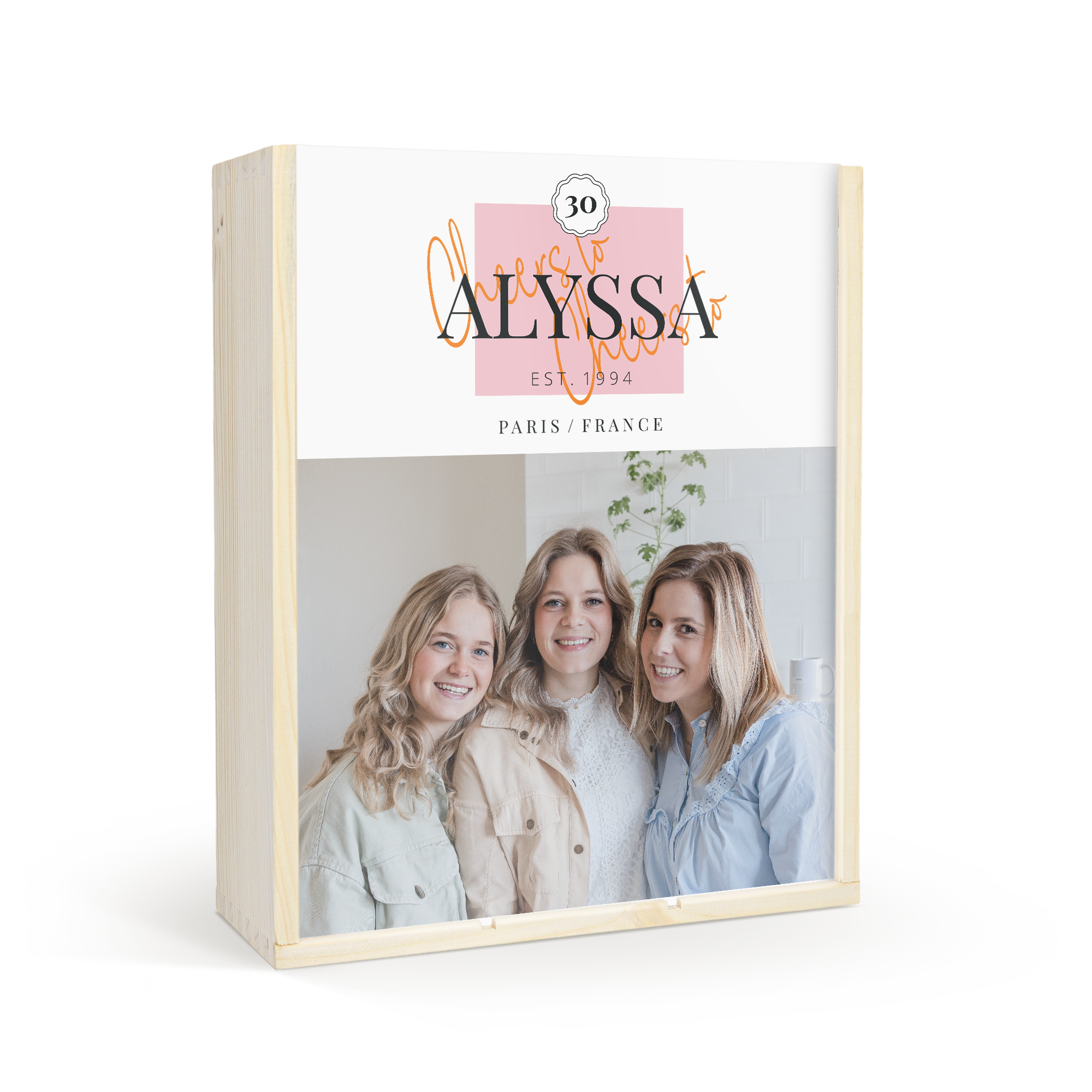 Coffret à champagne en bois imprimé avec nom et photo personnalisés, complété de flûtes.