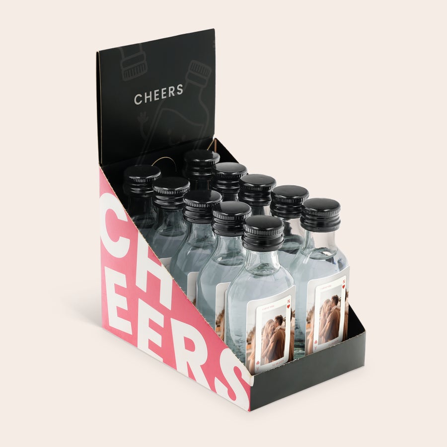 Mini flesjes drank personaliseren Gepersonaliseerde Mini Vodka flesjes in een "Cheers" display, bedrukt met een foto van een koppel en "I Love You" tekst. Maak unieke Mini Vodka speciaal voor hen.
