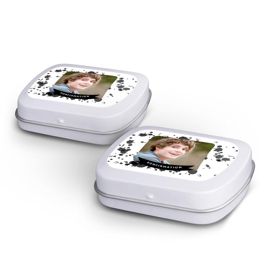 To hvide personlige pebermynter i dåse med et foto og teksten Konfirmation printet på låget