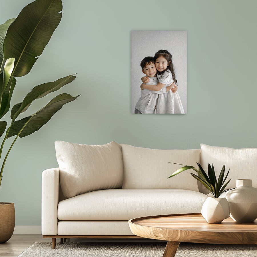 Foto en madera Decoración de pared personalizada con una foto en madera de dos niños abrazándose, impresa a todo color.