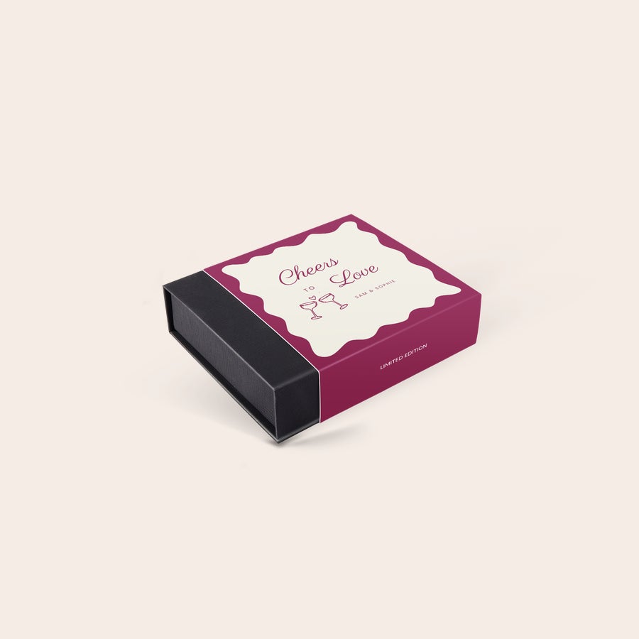 Caja de regalo de bombones de lujo personalizada - Amor - 9 unidades Caja personalizada de bombones de lujo con funda morada con "Cheers to Love", copas de champán y "Sam & Sophie".