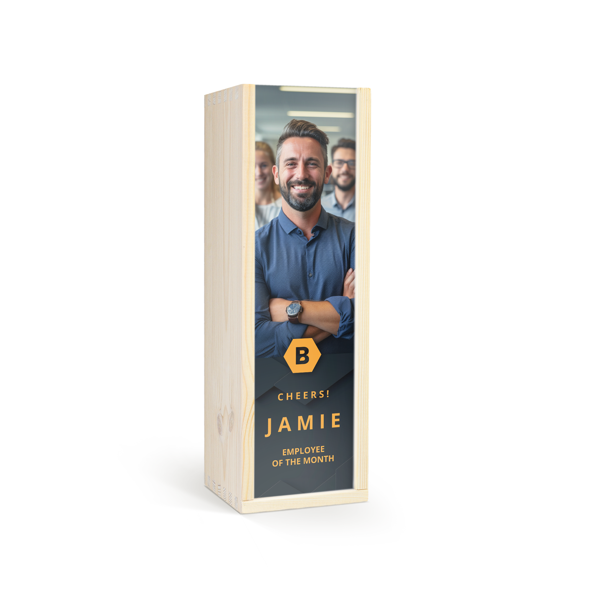 En vinkiste i tre med personlig bilde av Jamie og teksten "Employee of the month" trykt på lokket.