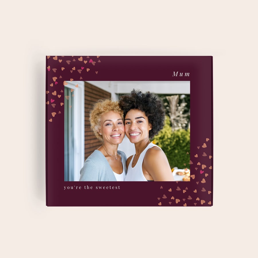 Tony's Chocolonely Personalizzato - Confezione regalo personalizzata Tony's Chocolonely, colore bordeaux con cuori e foto stampata di due donne con il testo Mum e you're the sweetest