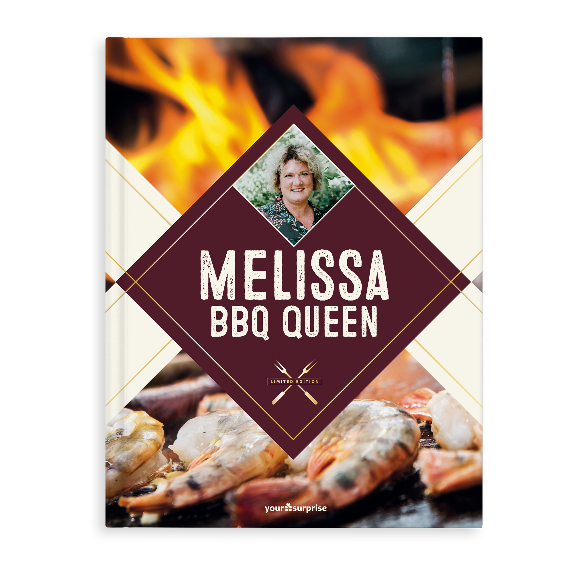 Gepersonaliseerd barbecue kookboek met de naam Melissa BBQ Queen gedrukt op de kaft, een foto van Melissa en een achtergrond van vuur en garnalen.