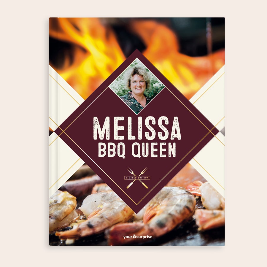 Barbecue kookboek "BBQ King/Queen" personaliseren Gepersonaliseerd barbecue kookboek met de naam Melissa BBQ Queen gedrukt op de kaft, een foto van Melissa en een achtergrond van vuur en garnalen.