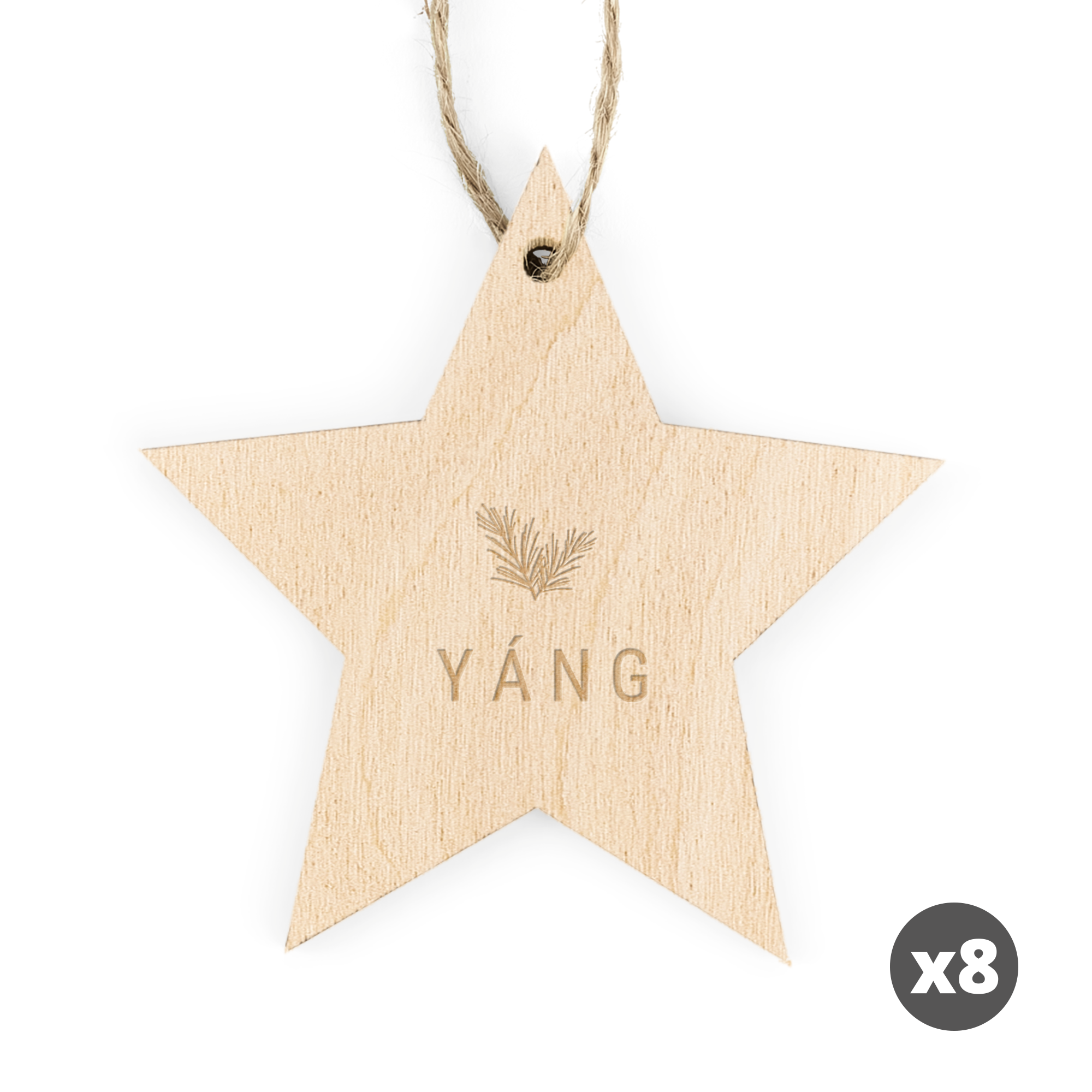 Estrela de Natal de madeira personalizada com nome gravado "YÁNG" e raminho de pinheiro, com corda para pendurar.