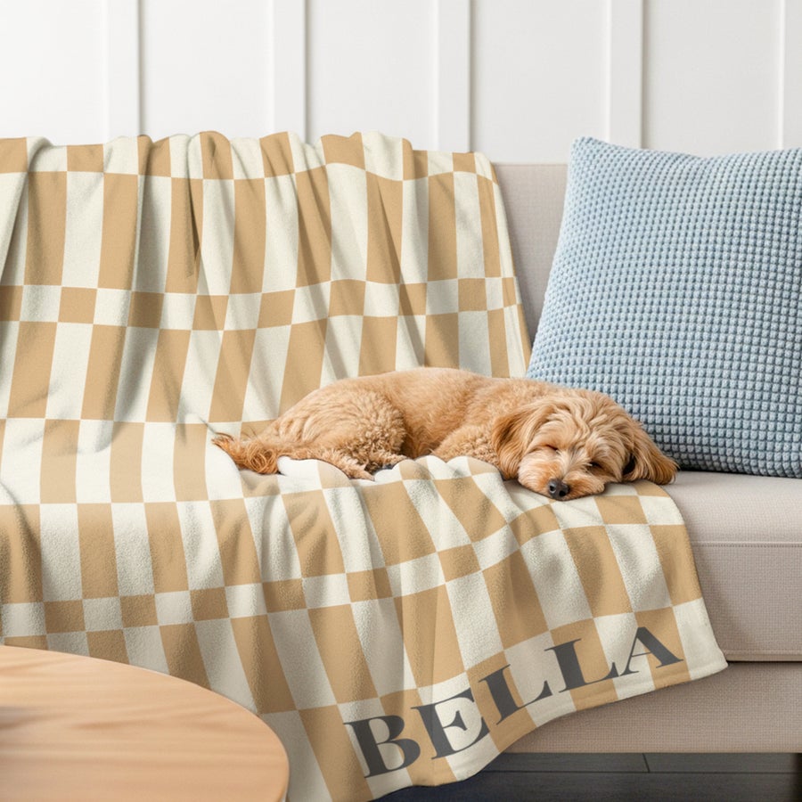 Fleece photo blanket - Extra warm - Animals - 100 x 150 cm A soft fleece photo blanket with a checkerboard pattern in beige and cream, printed with the name BELLA.