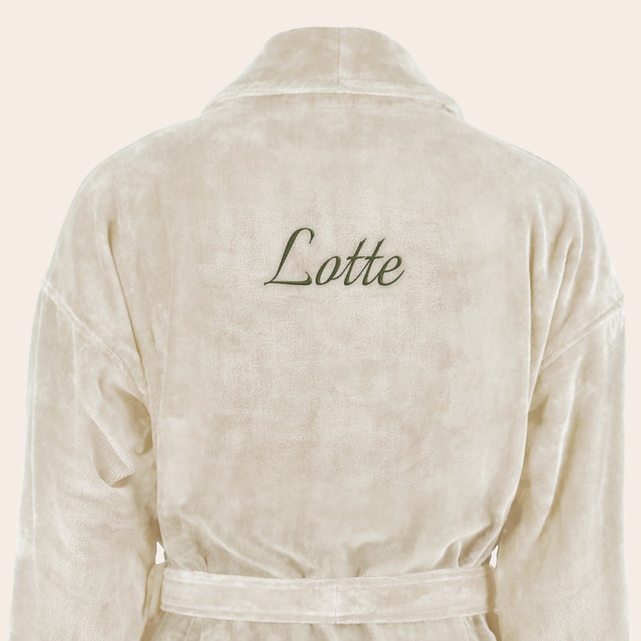 Badjas Dames met naam geborduurd Luxe beige badstof badjas met "Lotte" in donkergroen geborduurd op de rug, als persoonlijke badjas met naam.