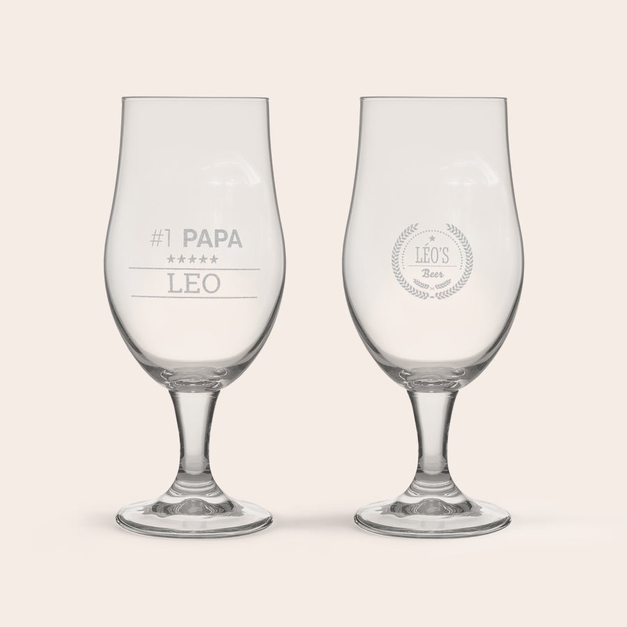 Verre à Bière Artisanale Personnalisé Chope de bière personnalisée avec le texte gravé #1 PAPA LEO et une chope Leo's Beer entourée d'une couronne de laurier.