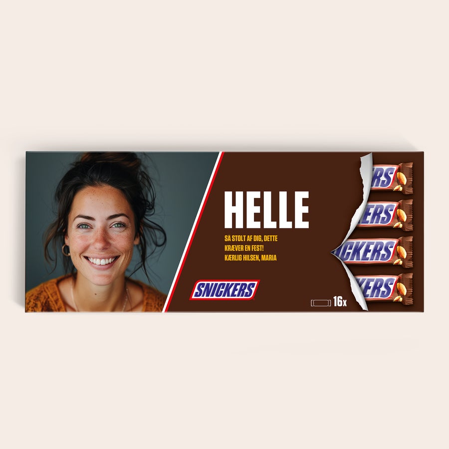 Mega Snickers Chokolade med navn og billede Denne personlige Mega Snickers er den største overraskelse. Mega Snickers med trykt foto og navnet Helle.