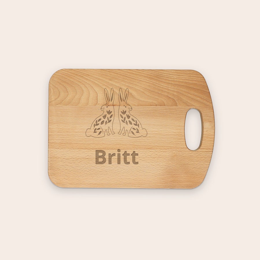 Broodplank graveren Houten broodplank met naam 'Britt', gegraveerd met twee konijntjes en een handvat