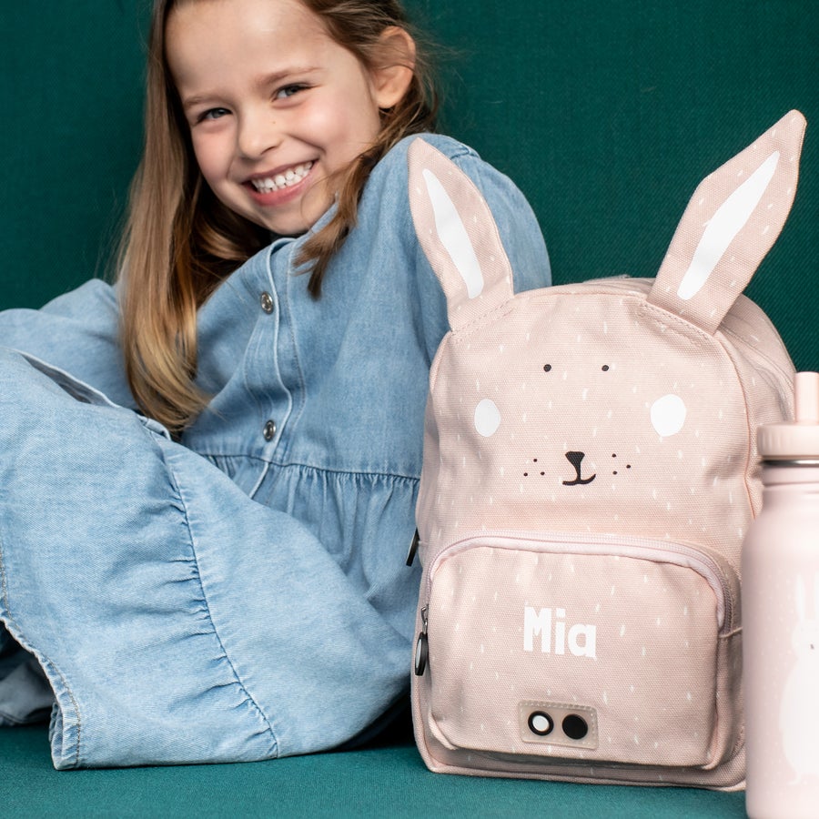 Mochila Infantil Personalizada - Trixie Mochila infantil personalizada com nome Mia, rosa com orelhas de coelho estampadas.