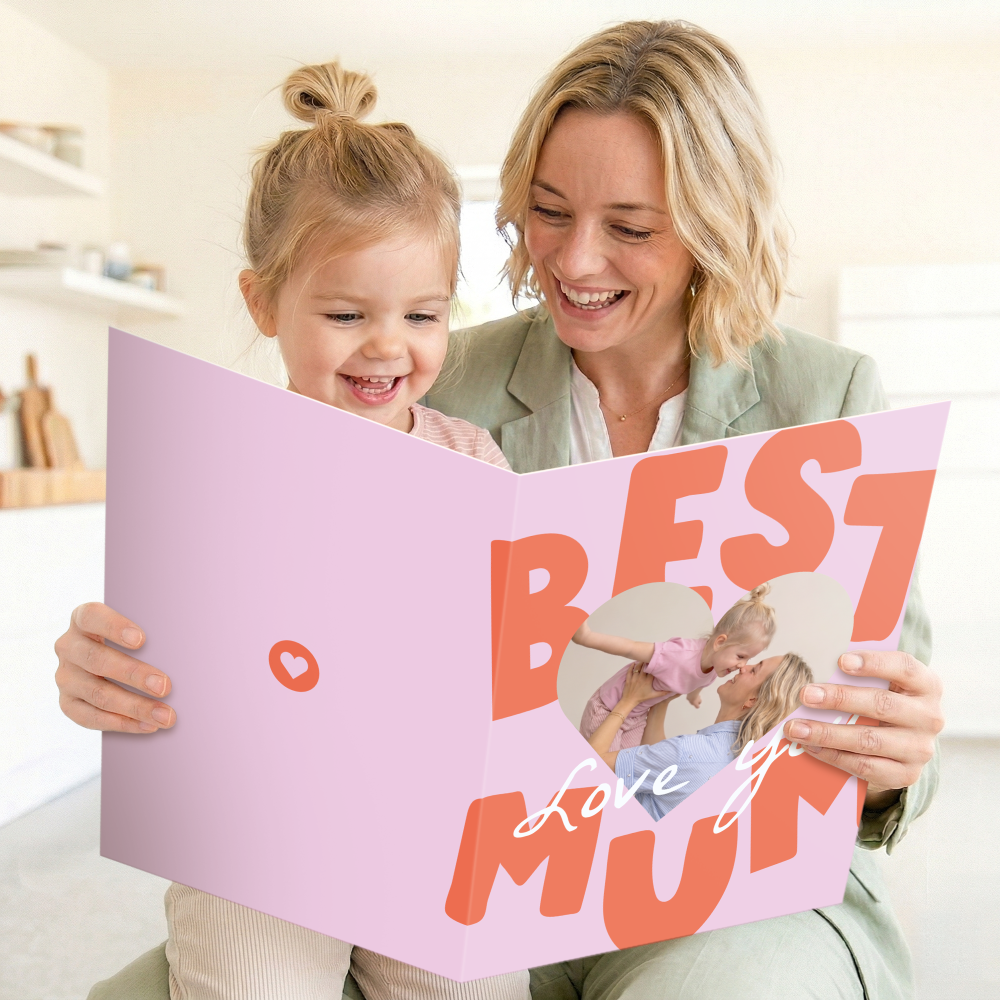 Kæmpe lykønskningskort - personligt - Mors Dag - 50 cm med billede og teksten Best Mum printed på forsiden.