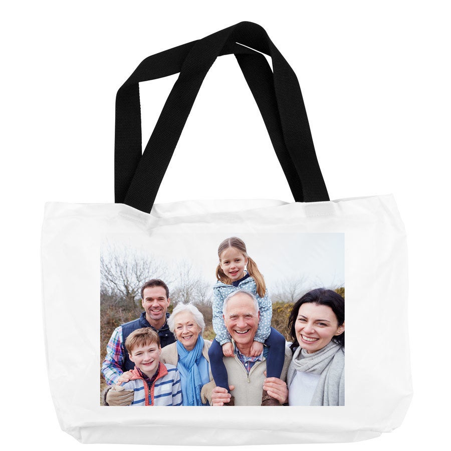 Sacola de compras branca personalizada impressa com uma foto de família sorridente e alças pretas
