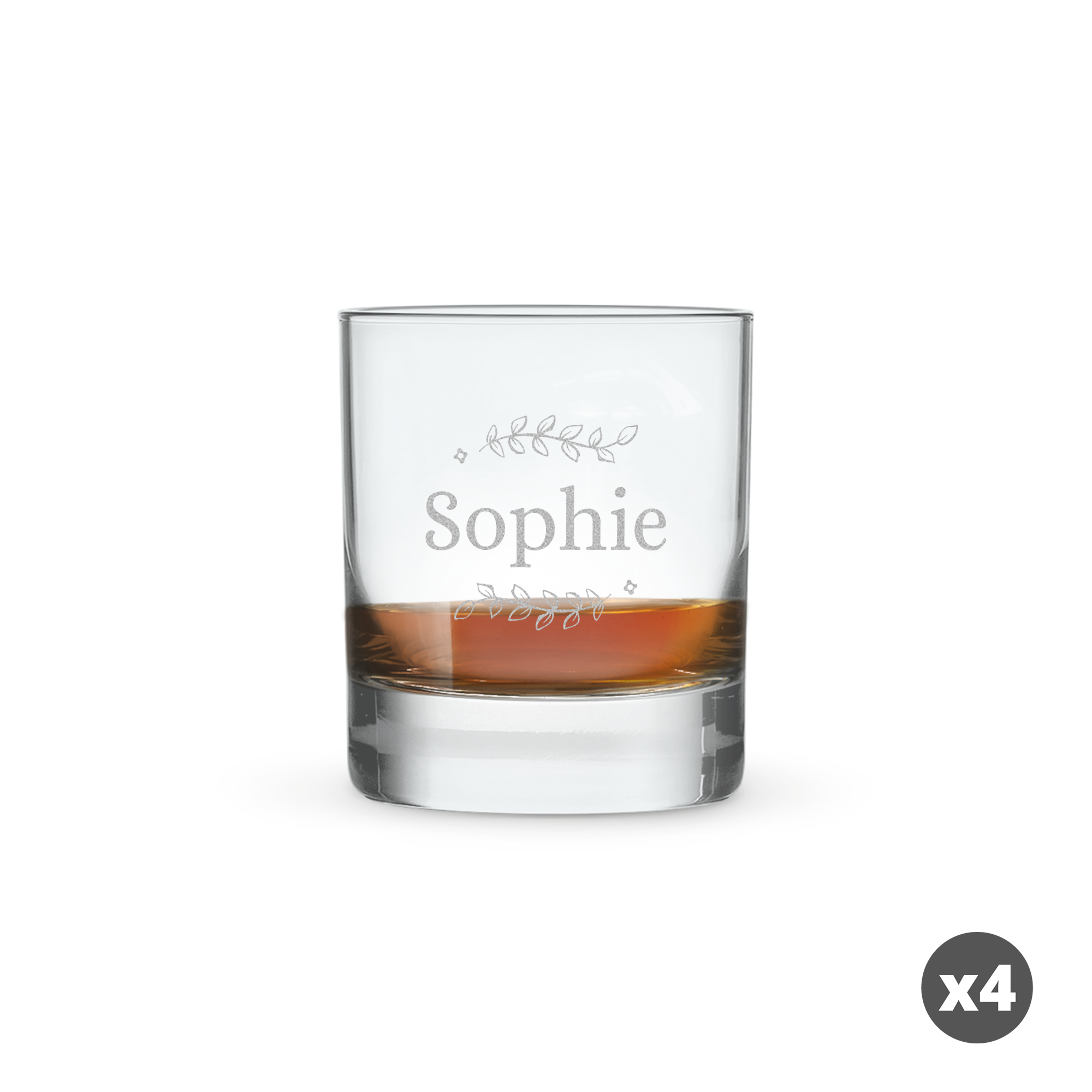 Whiskey glas gegraveerd met de naam Sophie en bladranken, gevuld met whiskey en een ijsbal.