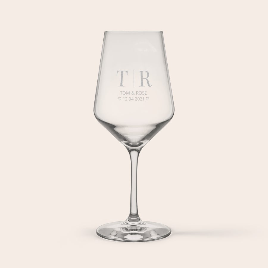 Pahar - Vin Roșu Pahar de cristal personalizat cu gravura laser T R, numele Tom & Rose si data 12.04.2021.