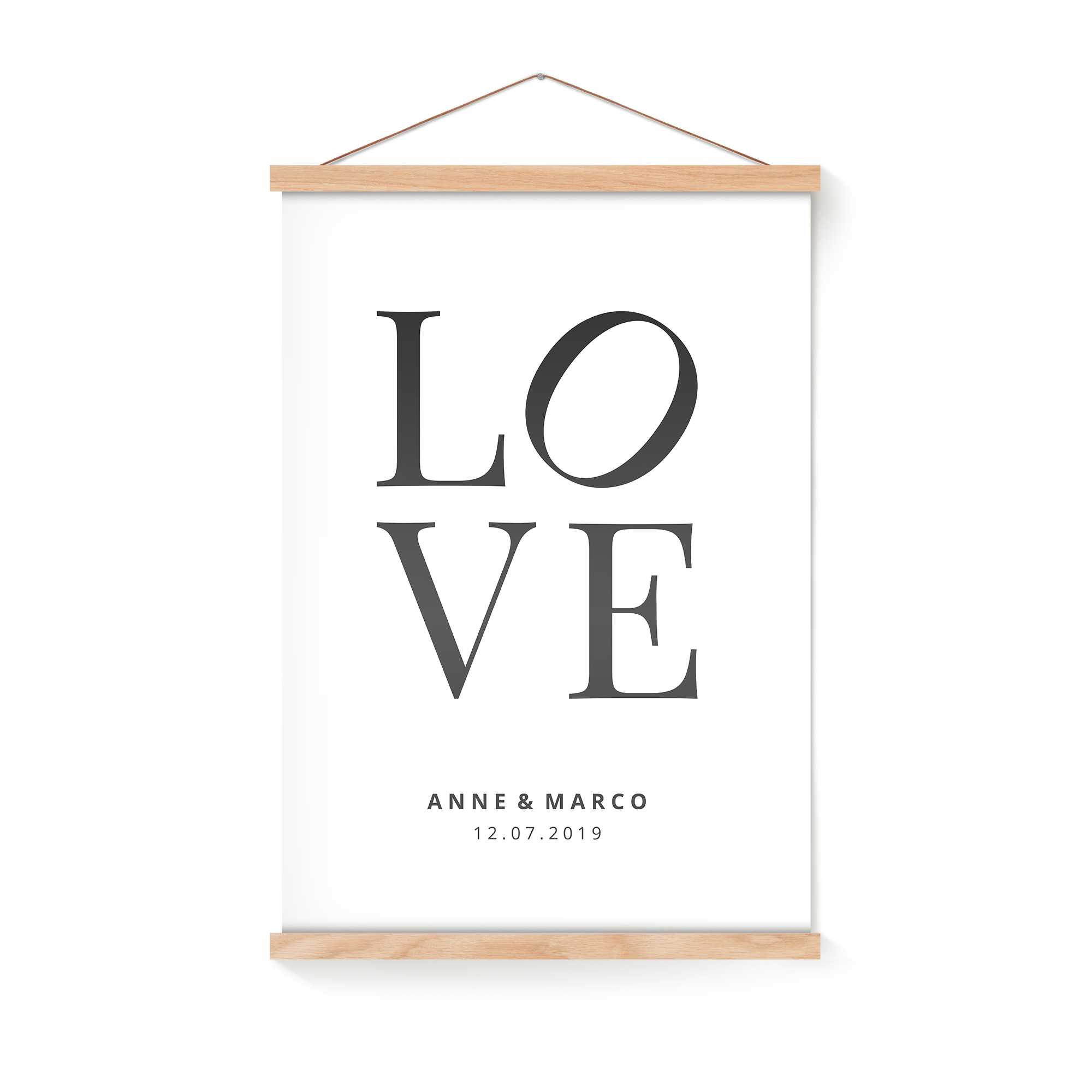 Personalisiertes Fotoposter mit dem Text LOVE, den Namen ANNE & MARCO und dem Datum 12.07.2019 gedruckt, gehalten von einer magnetischen Posterleiste aus Eichenholz, um deine schönsten Momente zu verewigen