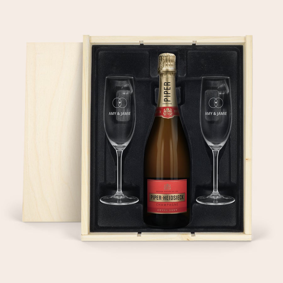 Šampaňské s gravírovanými sklenicemi - Piper Heidsieck Brut Sada Piper Brut v ryté krabičce s láhví šampaňského a dvěma skleničkami s vyrytým textem Amy & Jamie